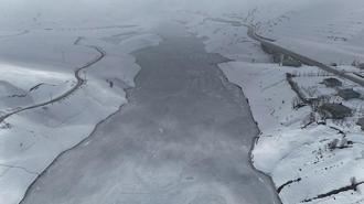 Yüksekova'daki Dilimli Baraj Gölü’nün yüzeyi kısmen buz tuttu