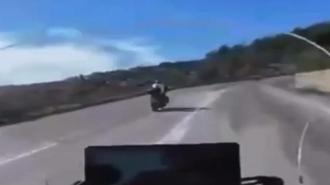 Otomobile çarpan motosikletin sürücüsü öldü, kaza kask kamerasında