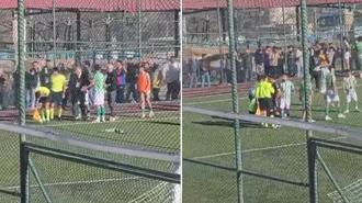 Tribünden hakeme skuter attı; o anlar kamerada