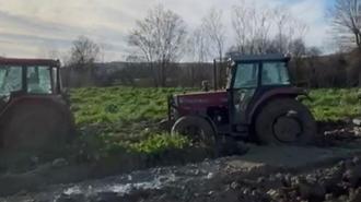 Çamura batan traktörü çıkarmak isteyen çiftçilerin 2 traktörü de çamura saplandı