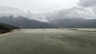 Hayvanların otladığı Avlan Gölü'nde su sevinci