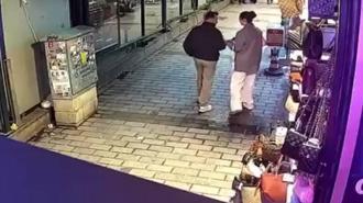 Fatih Kapalı Çarşı'da çiftin çanta hırsızlığı kamerada
