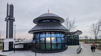 Denize nazır 'camlı cami' ilk teravihle açılıyor