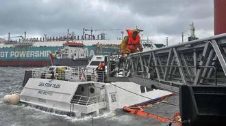 Gemide mahsur kalan 6 personel, sepetli merdivenle kurtarıldı