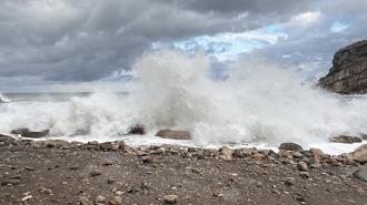 Amasra'da fırtına; dalgalar kaldırım taşlarını söktü