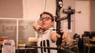 Oyuncak ok ve yay ile başladı, iki kez dünya ikincisi oldu