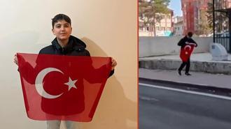 Kaldırımda gördüğü bayrağı alıp öpen Berk: Yerde olmasına izin veremezdim