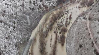 Sivas'ta Yıldız Irmağı taştı; araziler su altında kaldı, mezra yolu kapandı