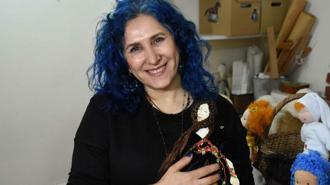 Evlat hasretini bez bebeklerle dindirdi