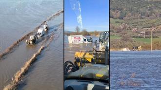 Derenin taşması ile yollar ve tarım arazilerini su bastı; mahsur kalan sürücü kurtarıldı
