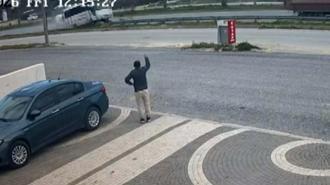 Hafif ticari aracın çarptığı midibüs devrildi, 7 kişi yaralandı; kaza kamerada