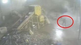 Devrilen 20 tonluk su varilinin altında kalmaktan son anda kurtuldu; o anlar kamerada