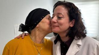 Bir gecede ses telleri felç olan anneyi doktor kızı iyileştirdi