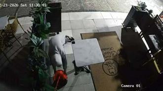 Yanındaki çocuğa dükkanın önündeki paspas ve kovayı çaldırdı; o anlar kamerada