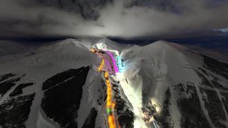 Palandöken'de iftar sonrası rengarenk pistlerde kayak