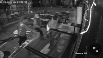 Kadıköy'de kafe önüne bırakılan çilekleri tadına bakıp çaldılar