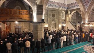 Bu dua sadece teravih namazları sonrası Erzurum’da okunuyor