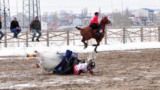 Çamurlu sahada bata çıka cirit