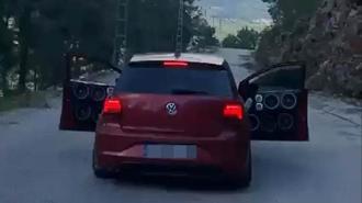 Kapıları açık ilerleyen otomobilin 15 yaşındaki sürücüsüne 60 bin lira ceza