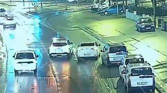 Kaldırıma çıkarak polisten kaçan aday sürücünün ehliyeti iptal edildi