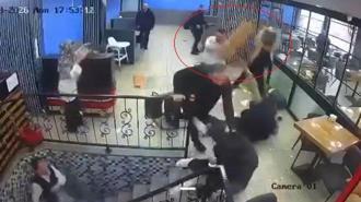 Kafede karşılaşan husumetli iki grup, birbirlerine masa ve sandalyelerle saldırdı; o anlar kamerada
