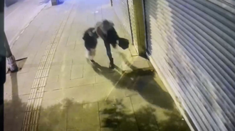 Kaldırımda yürüyen anne ile kızı, çöken binadan savrulan beton parçalarından kaçarak kurtuldu