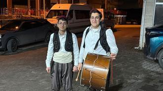 Yalova’da şalvar ve kuşak giyen öğrenciler, davul çalarak sahur geleneğini yaşatıyor