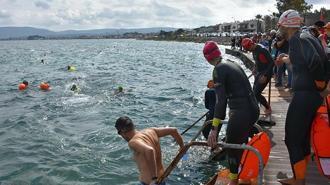 Kış ayında çocuklar için 'Hava soğuk, su soğuk, yürekler sıcak' sloganıyla kulaç attılar