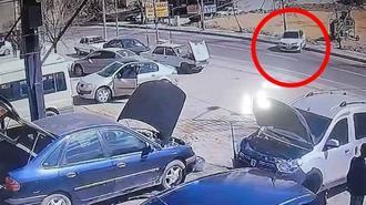 El freni çekilmeyen otomobil hareket edip kaldırıma çıktı, o anlar kamerada