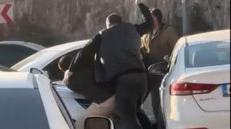 Mardin’de trafikte tekmeli yumruklu yol verme kavgası kamerada