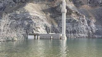 Baraj suları çekildi, ortaya çıkan köyde anılar tazelendi