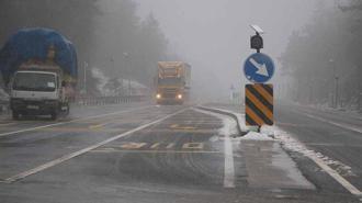 Bolu Dağı'nda hafif kar yağışı ve sis