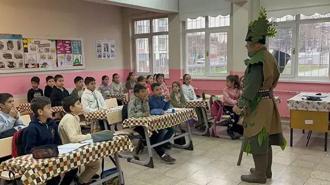‘Ağaç dede’ye ilkokul öğrencilerinden alkışlı karşılama