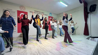 İtalyan öğretmenler zeybek oynayıp, horonu deneyimledi