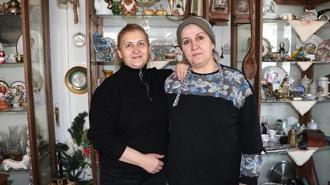 Babalarının koleksiyonları ile başlayan antika merakı, iki kız kardeşin mesleği oldu