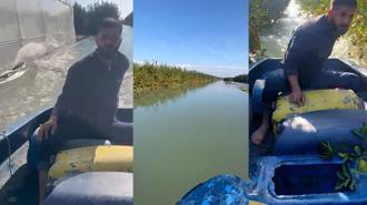 Sular altında kalan bahçesine kayıkla ulaştı