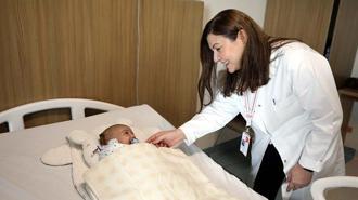 Talha bebeğin dünyada nadir görülen beyin tümörü, 4 saatlik operasyonla alındı