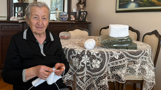 5 yıldır ördüğü boyunluklarla Mehmetçik’i ısıtıyor