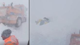 2 bin 540 rakımlı Sahara Geçidi'ne çığ düştü, iş makineleri kar altında kaldı