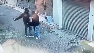 Sokak ortasında tornavidalı gasba 1 tutuklama; olay kamerada