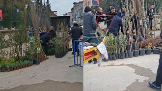 Seyyar satıcılar, kendilerini uyaran zabıtalara bıçakla saldırdı