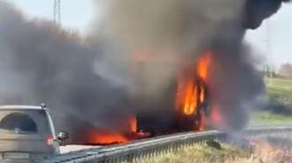 Edirne’de domates yüklü TIR alev alev yandı; o anlar kamerada