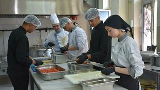 Okulun kazanı iftarda tarım işçileri için kaynadı