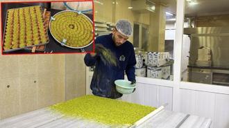 Tatlıcılarda ramazan mesaisi; iftar sofralarına baklava yetiştirmek için 12 saat çalışıyorlar