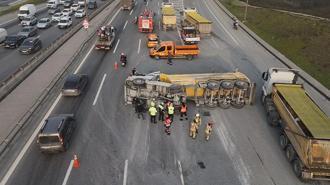Eyüpsultan TEM Otoyolu'nda hafriyat kamyonu devrildi