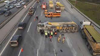 Eyüpsultan TEM Otoyolu'nda hafriyat kamyonu devrildi; yoğun trafik oluştu