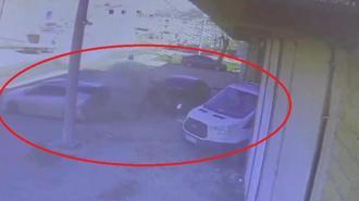 Ehliyetsiz sürücü otomobille park halindeki 2 araca çarptı