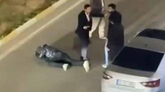 Otomobilinden indirip sopayla dövdüler; o anlar kamerada