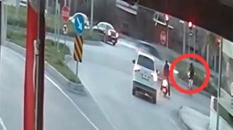 Kırmızı ışık ihlali yapan motosikletli, otomobille çarpıştı; kaza anı kamerada