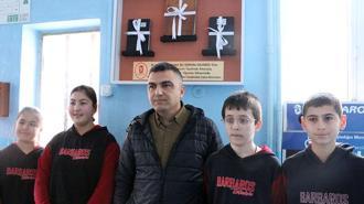 Okulda para toplayıp, 3 bakkalın veresiye defterini satın aldılar